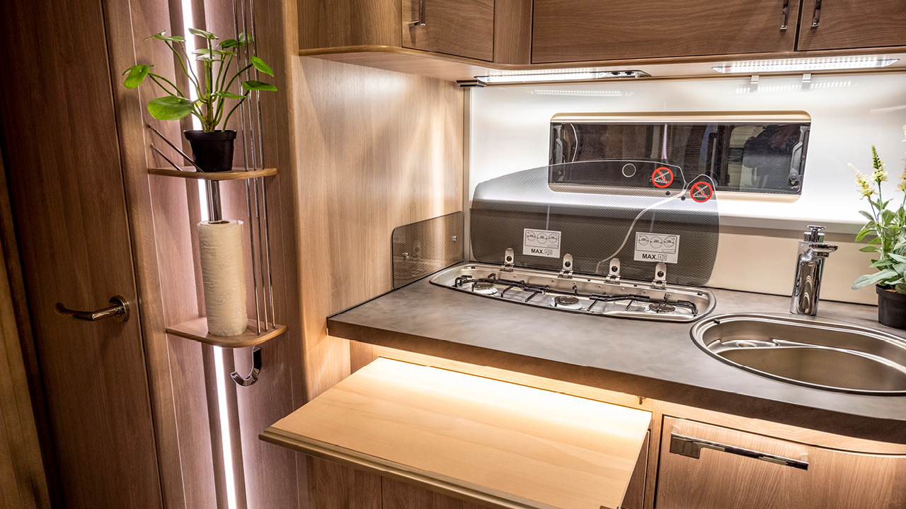 Det är ingen slump att Kabes klassiska röda och vita dekor dominerar när du besöker en vinteröppen camping. Och det är dessutom mycket troligt att flera av dessa husvagnar kommer ur Kabes ädelstensserie, som består av Briljant, Smaragd, Ametist och Safir. Vi har tittat lite närmare på Ametist 560 GLE.