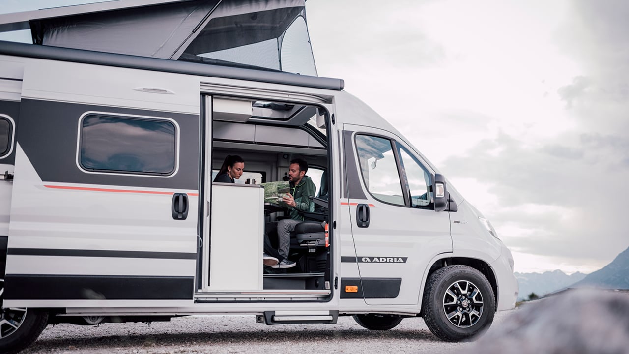 Med popup-tak, flexibelt garage och smart förvaring är nya Adria Twin Sports 640 SG som klippt och skuren för aktiva friluftsmänniskor.