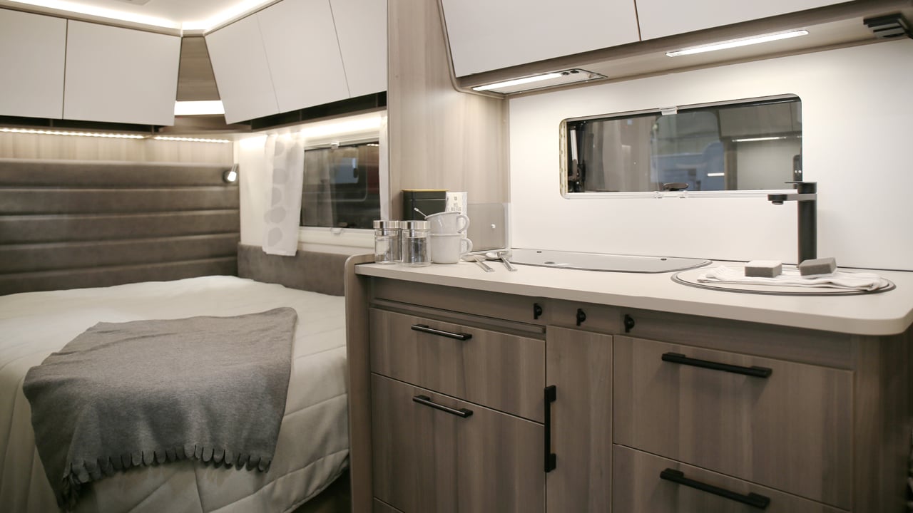 Efter tio år som Kabes instegsserie tackar Classic för sig. Ersättaren heter Estate och överraskar med en stil som mixar modernt och retro. FMC har tittat närmare på familjevagnen 660 DGDL med eget krypin för barnen – i två eller tre våningar.