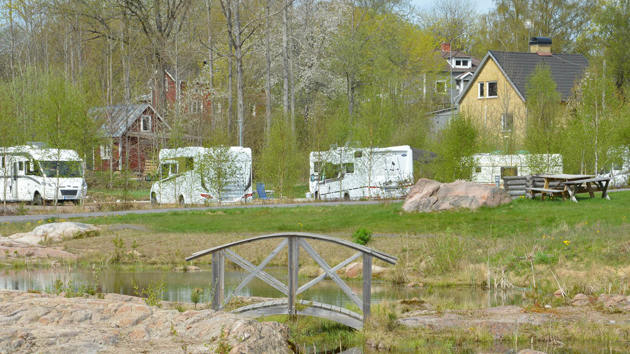 Ställplats är ordet som campare blir alltmer vana att använda. Från början handlade det mest om övernattningsparkeringar för husbilar, idag lika ofta om en typ av enklare campingplats. Kosta Lodge...