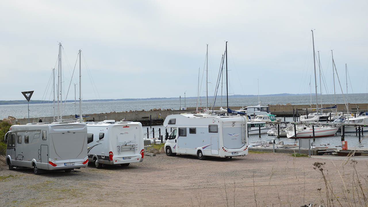 På Kullahalvön ligger det lilla samhället Domsten ganska så mitt emellan Helsingborg och Höganäs. Vid småbåtshamnen har plats beretts för gästande husvagnar och husbilar. Vi kommer i maj månad, då...