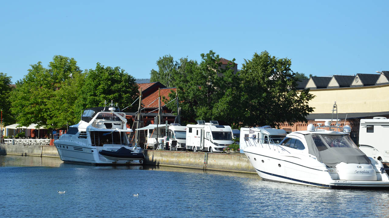 Enköping finner du där E18 och väg 55 korsar varann ganska så mitt emellan Stockholm och Västerås. Staden med sina drygt 20 000 innevånare ligger bara några kilometer norr om...