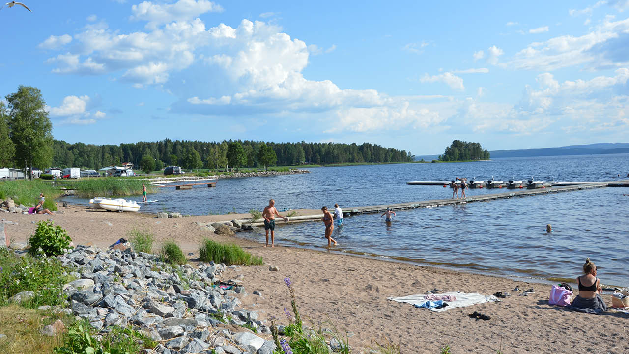 Arvika ligger vid Glafsfjorden och på sommaren blommar staden upp till en riktig turistmagnet. Husvagnar och husbilar från när och fjärran lockas till orten som erbjuder goda campingmöjligheter, ett rikt friluftsliv och gott om restauranger.