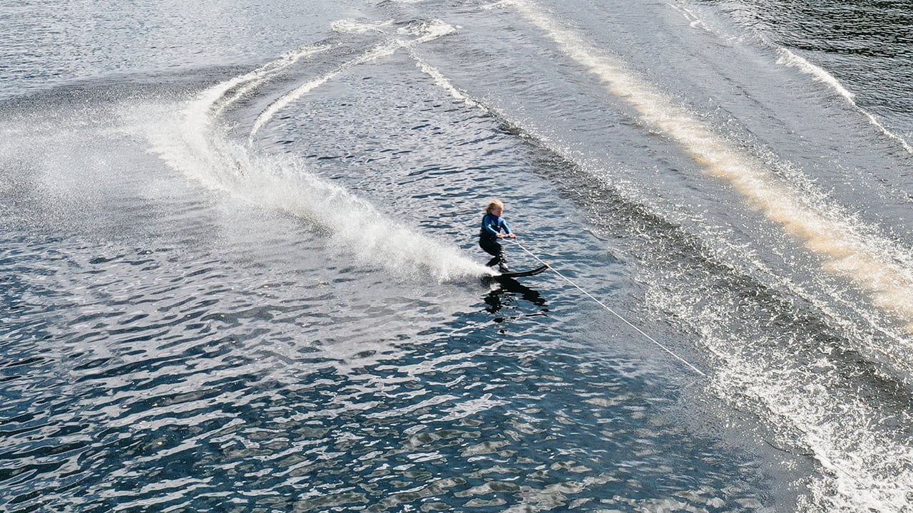 På Söndremark på Ivön är vattensport av olika slag populärt. Här är det enkelt att ha båt, och i vattnet utanför campingen åks det gärna vattenskidor, i gummiringar eller paddlas SUP.