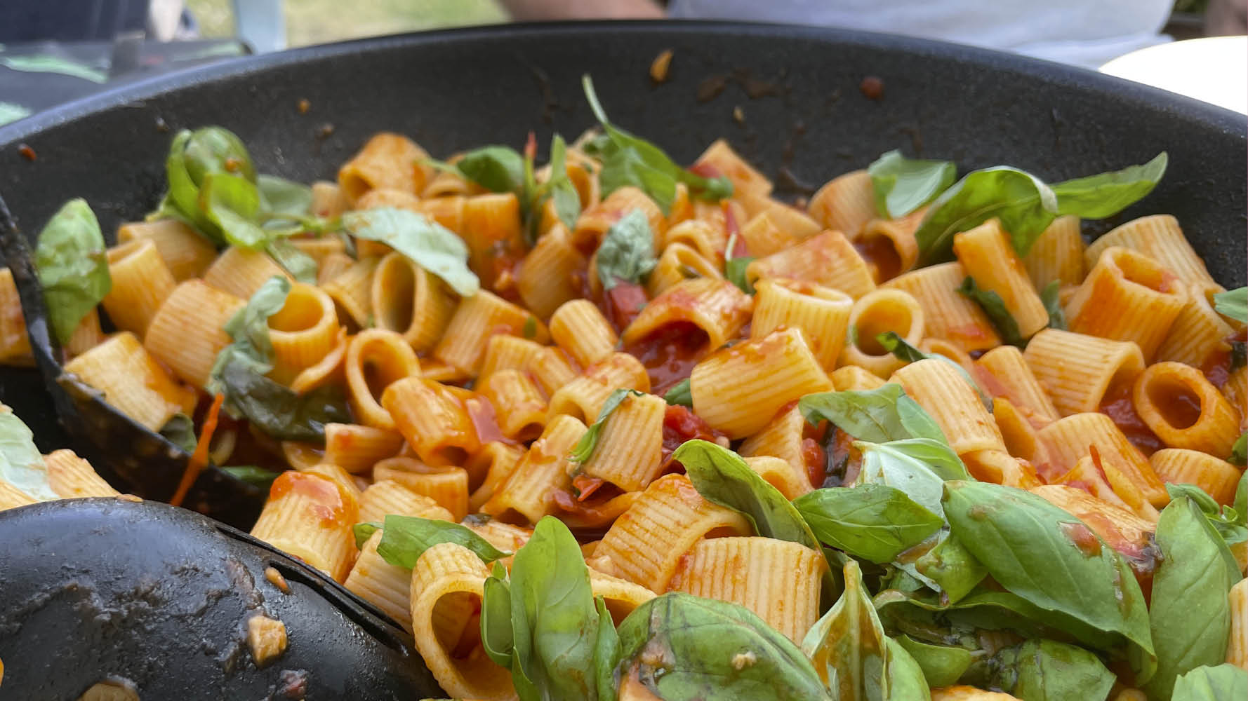 Ingredienser för 4 personer: Finhacka 5 vitlöksklytor 1 burk körsbärstomater (400g) 1 kruka färsk basilika 3 msk olivolja Salt Svartpeppar   Gör så här: Fräs den hackade vitlöken i olivoljan...