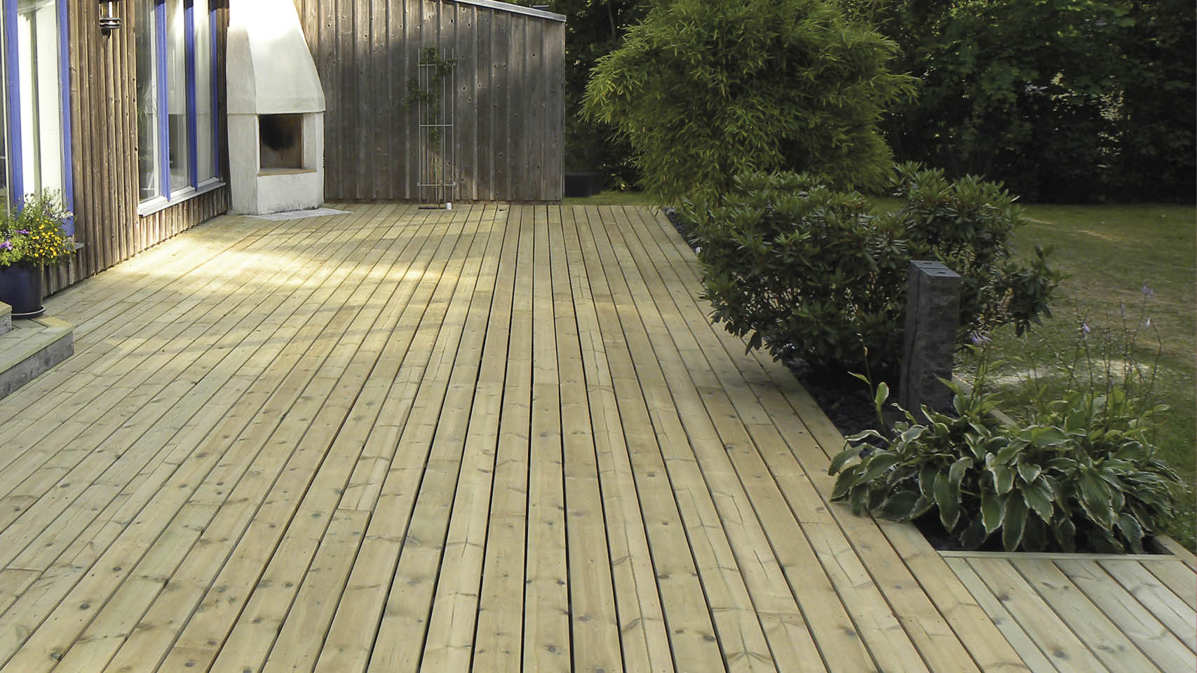 Trallen mår bäst av att rengöras ofta med såpa och vatten. – Det är vanligt att man kör alldeles för hårt med högtryckstvätten, vilket förstör virket och förkortar livslängden. Använd...