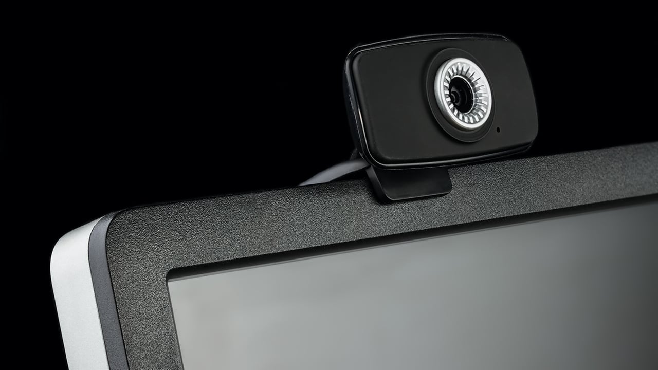 För många av oss innebär det att vi måste lära oss något helt nytt. Den som inte redan kommit i kontakt med digitala möten på jobbet kan tycka att det...