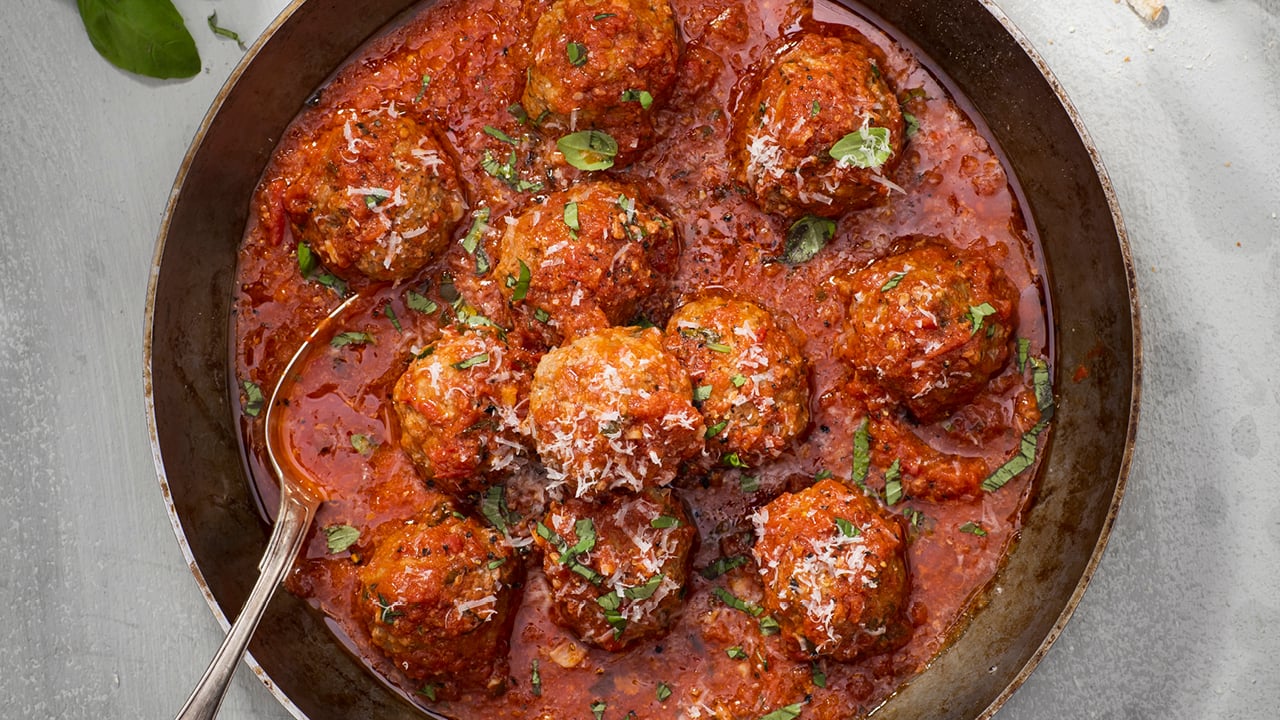 Kanske viner vinden utanför fönstret, kanske skiner solen eller så har du just nu kyla och snö. Det är ju det roliga med vårt avlånga land, att det är så olika. För alla oss som gillar att resa betyder det att vi ofta har chans att hitta det vi trivs bäst med.