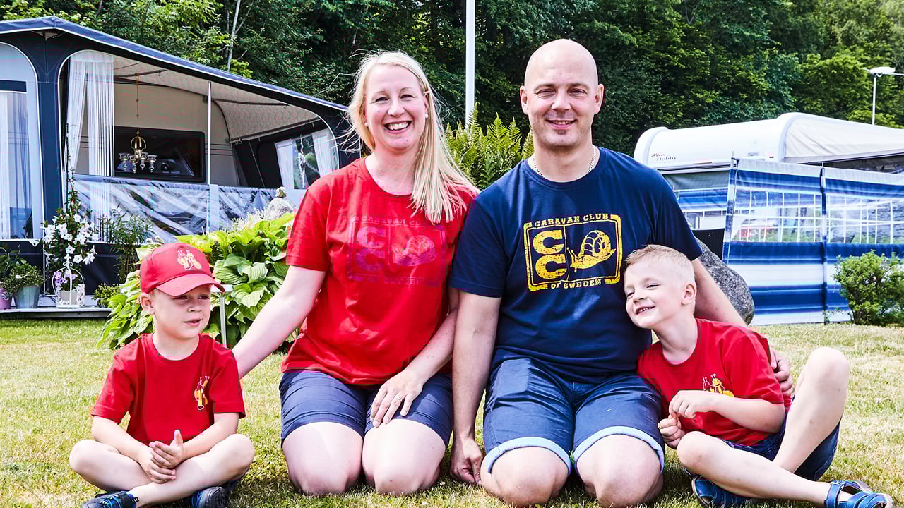 De bildade familj, fick sönerna Erik och Elliot. För några år sedan flyttade de tillbaka till Sverige. Nu är de den nya Caravanfamiljen. För 20 år sedan åkte många svenska...