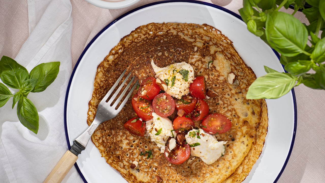 Efter ett långt och annorlunda år börjar det kännas hoppfullt inför våren och framför allt sommaren. Själv njuter jag av allt ljusare morgnar samtidigt som jag försöker hålla kvar fokus på restriktioner och smittskydd. Ett sätt som jag hanterar det på är att lägga lite mer energi på matlagningen.