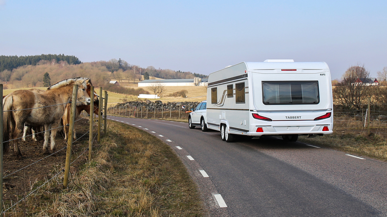 <b>Provkörd: Tabbert Puccini 685 DF 2022</b> <br>
Vissa har kallat Tabbert för husvagnarnas Rolls-Royce. Efter att ha provkört nya Tabbert Puccini 685 DF är man böjd att hålla med.