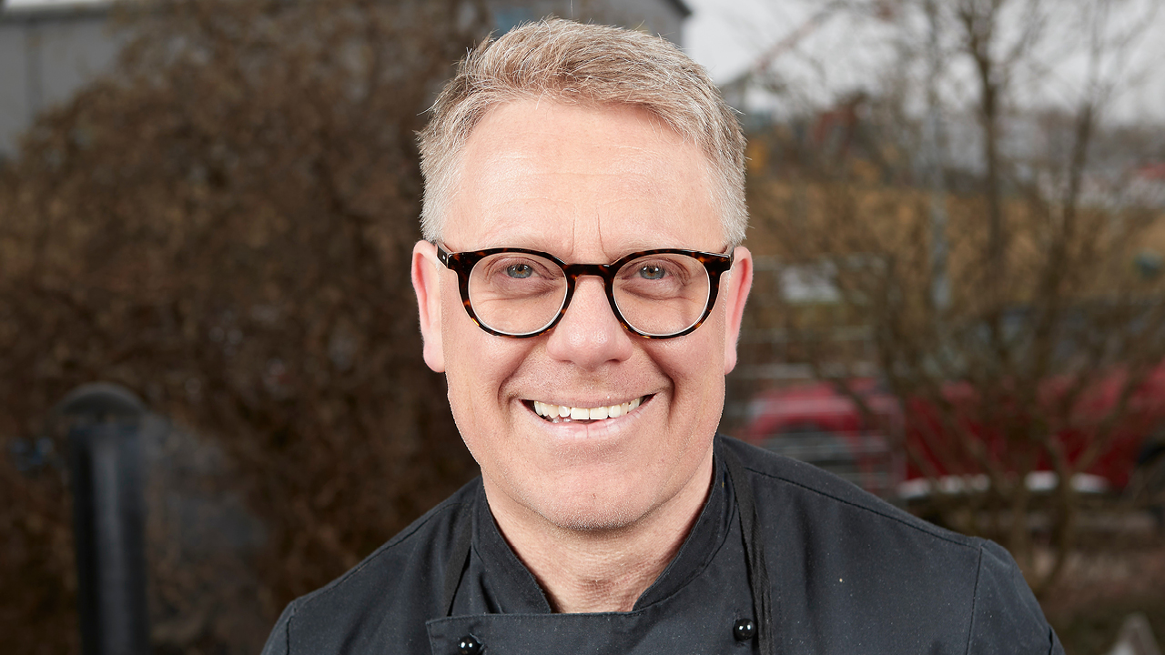 Ulrik Lindelöv fixar maten som ger livet guldkant. – Nu är det mycket roligt på gång! Ulrik Lindelöv nästan studsar fram, fylld av entusiasm och framtidstro. Efter två tunga pandemiår...