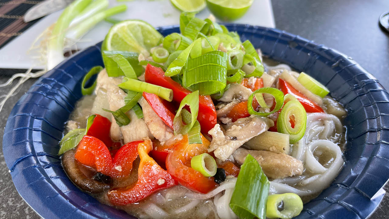 Kyckling i gröncurry med risnudlar Tillagningstid: 25 minuter 4 Personer Glutenfritt, laktosfritt. Detta behöver du: Färdigstrimlad färsk kycklingfilé (ca 400 g) 1 brk bambuskott, 200 g 1 brk kokosmjölk, 400...