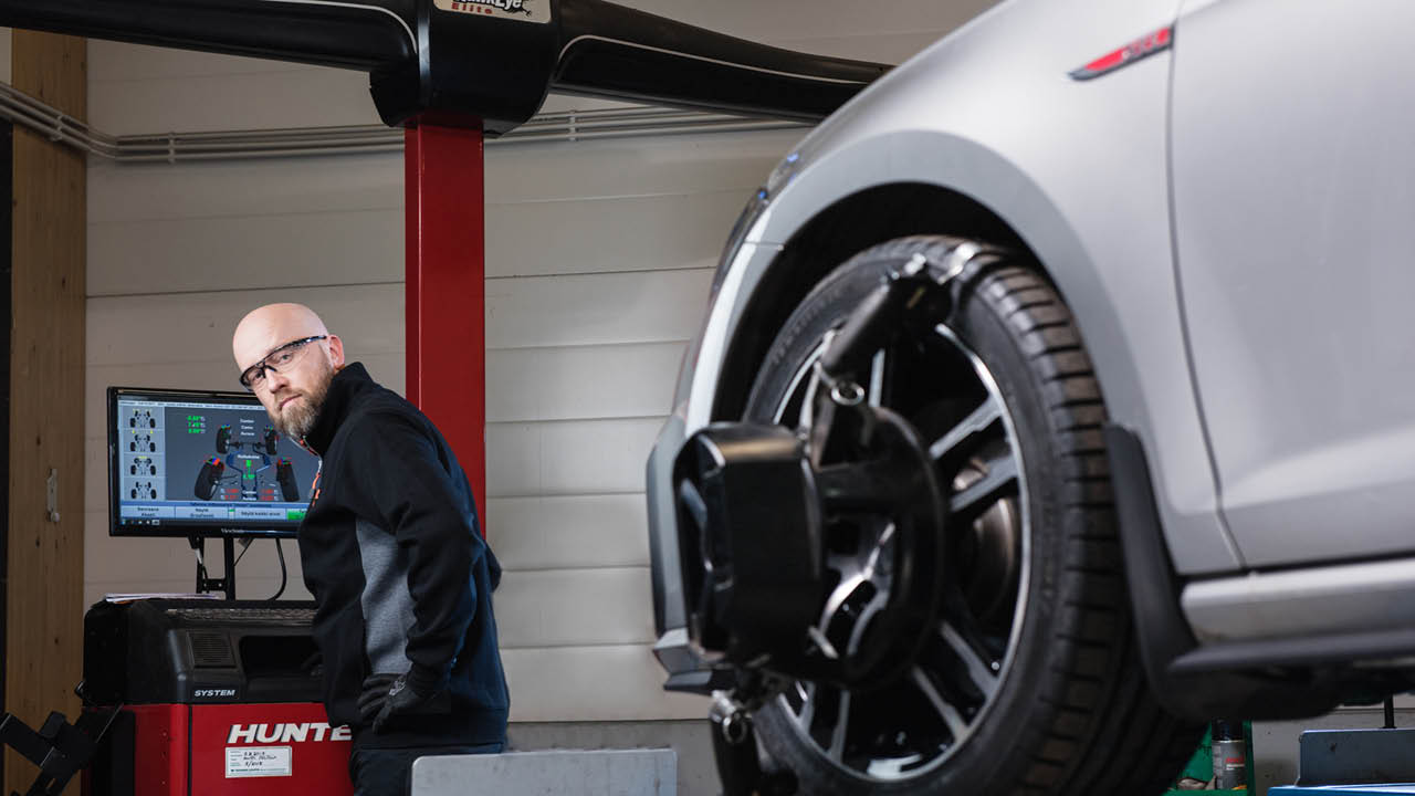 Kör du med högre hastighet i ett potthål finns risken att däck går sönder och att hjulupphängningen skadas. Ju högre hastighet, desto större skada. Potthålen i sig brukar uppstå efter...