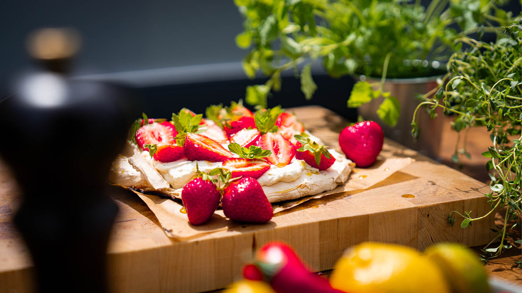 Detta kan mycket väl vara den mest fräschaste desserten. De lärde tvistar om Pavlova kommer från Australien eller Nya Zeeland – oavsett vilket är marängefterrätten en riktig höjdare att göra i Campingköket.
