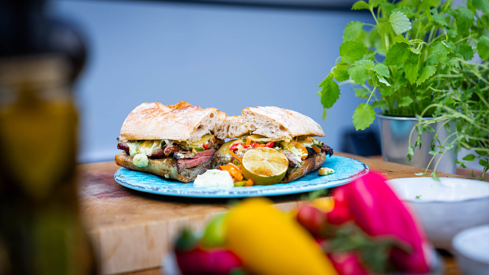 Mackan med stort M – då är det en Steak sandwich vi snackar om. Här serverar Pelle den med klassisk amerikansk Pepper Jack tillsammans med en läcker majonnäs på ramslök. Hugg in!