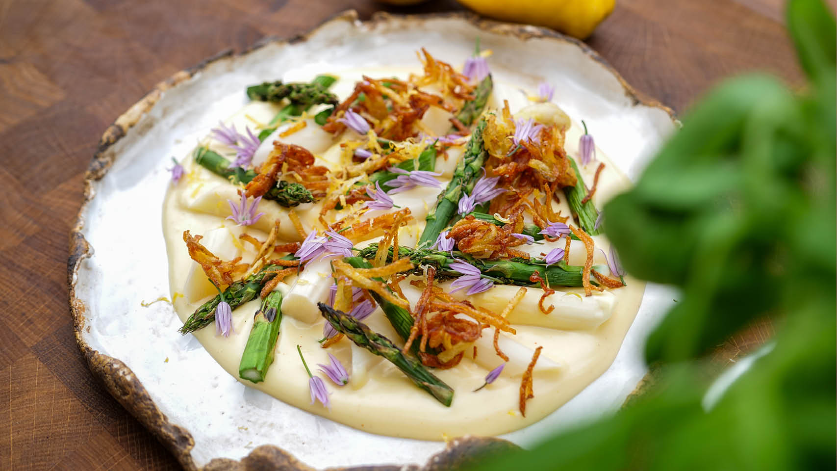 Ingredienser 4 personer 8 st vita sparrisar 8 st gröna sparrisar 1 st citron 1 st äggula 1 burk färdig hollandaisesås 2 msk vispgrädde 4 st fasta potatisar 50 gram...