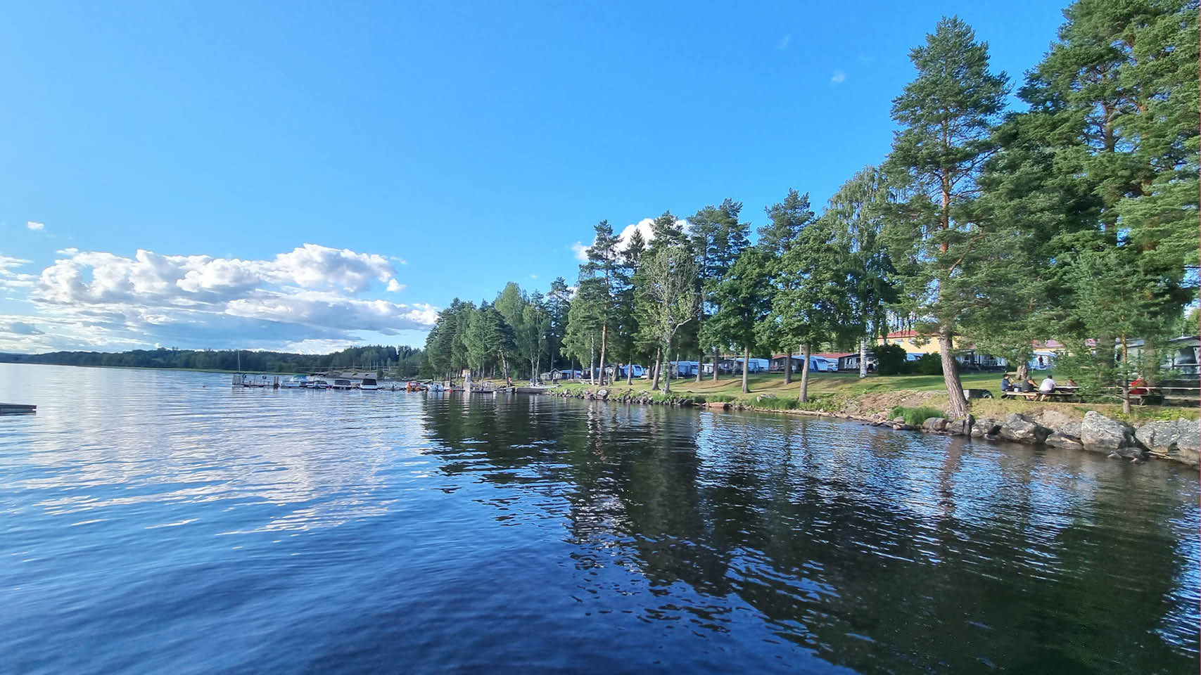 Gusselby Annorlunda ligger i skogen i Bergslagen utmed sjön Råsvalens östra strand. Lennart Heintz är campingansvarig sedan i somras och lyfter fram det natursköna läget och alla möjligheter som finns...