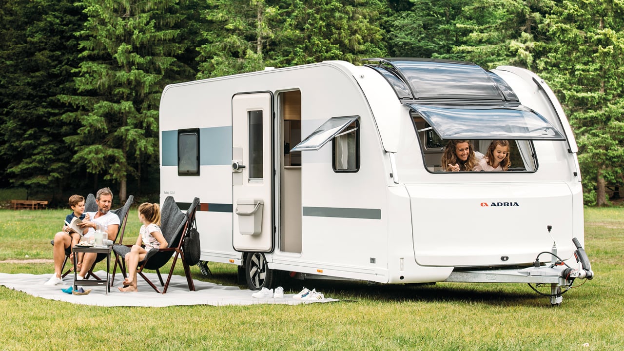 Adria Adria kommer med många nyheter nästa år. På husbilssidan handlar det om en helt ny generation av serierna Coral och Matrix. Utifrån är den tydligaste skillnaden en ny...