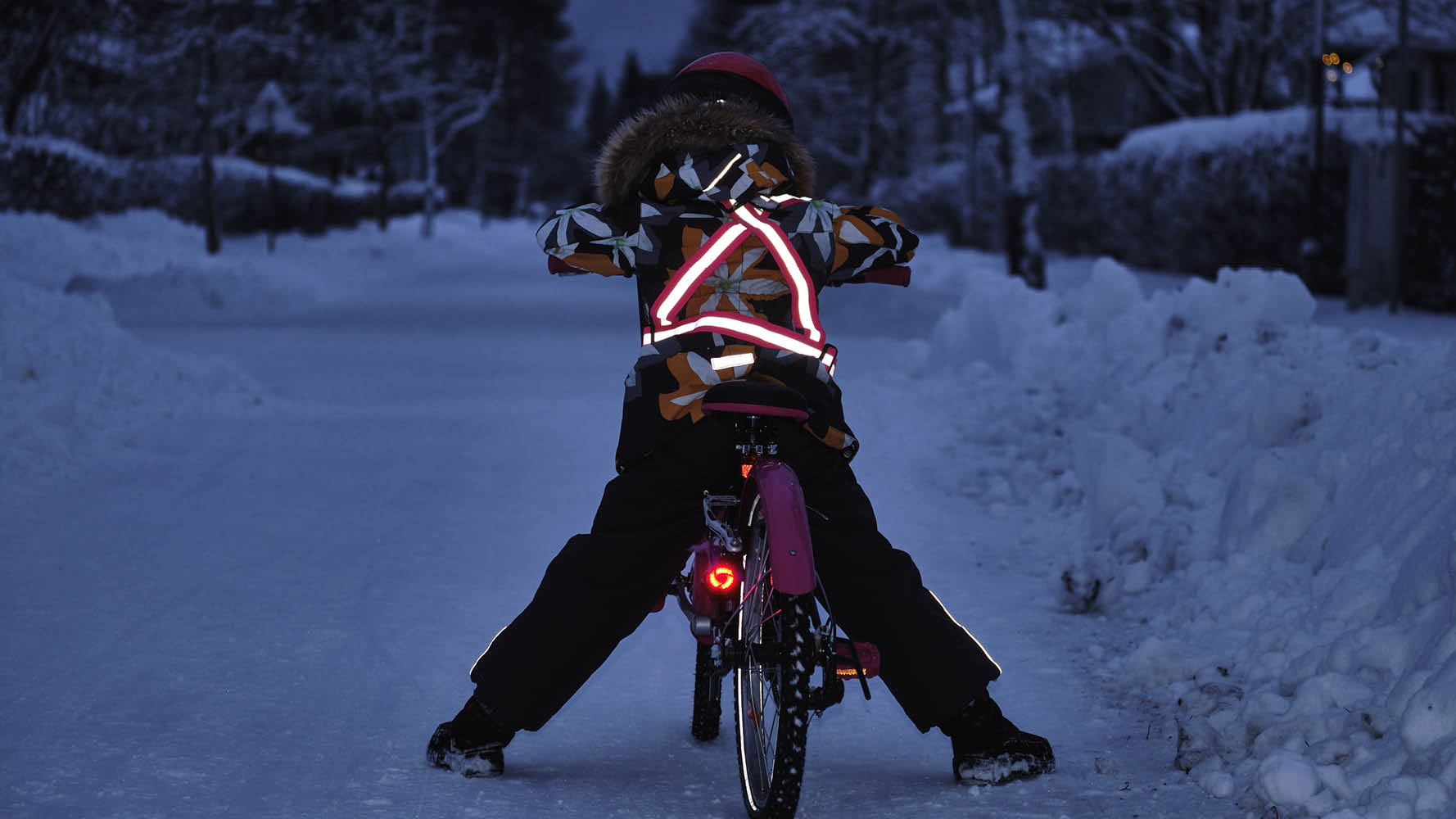 – Reflexer gör stor skillnad. Med bra reflexer kan en person upptäckas på cirka 125 meters håll. En mörkklädd person utan reflexer syns däremot först på 20–30 meter avstånd från...