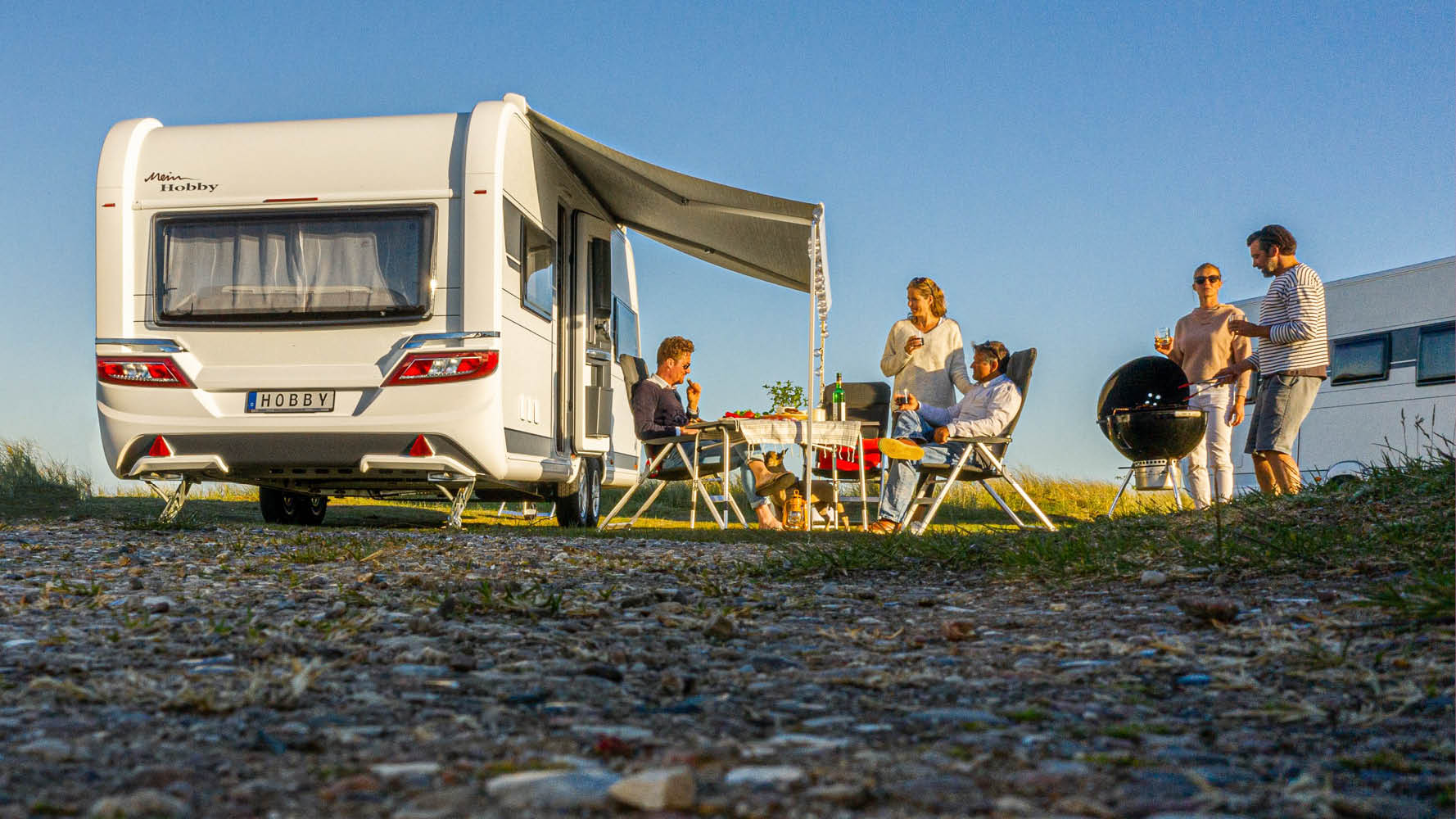 Nära sex av tio svenskar kan tänka sig att semestra med husbil eller husvagn. Det visar en Sifo-undersökning gjord av Forsbergs Fritidscenter. Friheten lockar, men allt fler anger också ekonomin som en anledning.