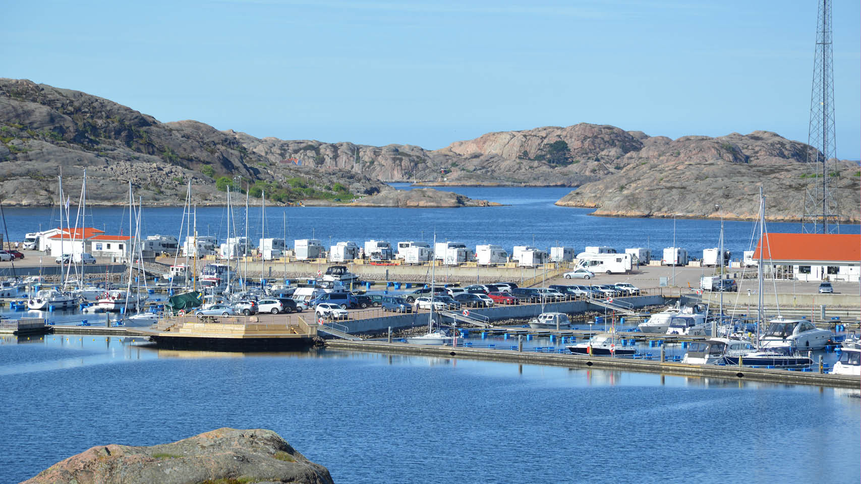 Lysekil ligger strategiskt nära några av Bohusläns populäraste besöksmål, Grundsund, Malmön, Smögen eller Hunnebostrand. Lysekils Marina ligger vid Basteviksholmarna 15 km nordväst om staden. Det finns cykelväg till Lysekil, på...