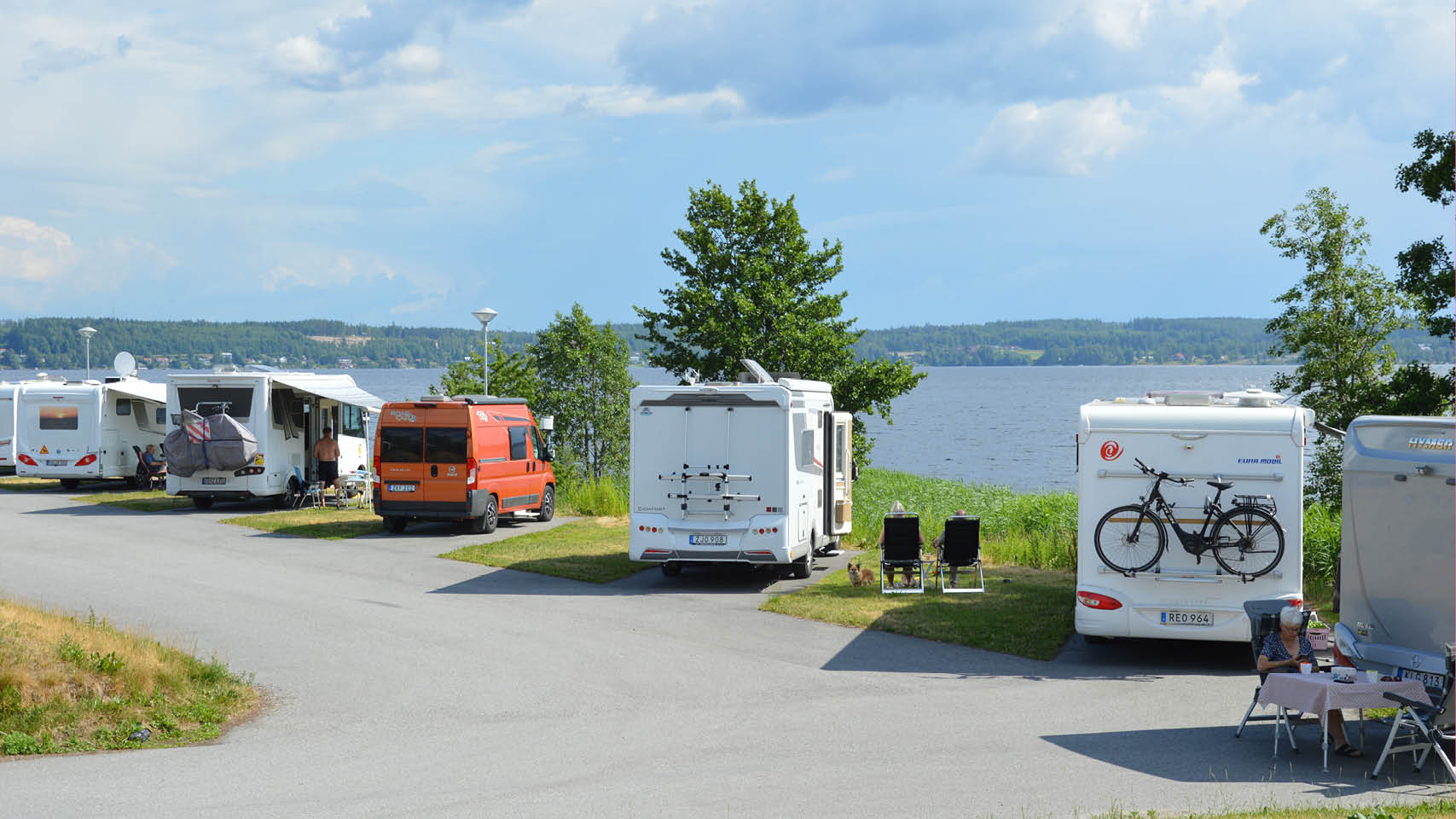 Karlskoga ligger i sydöstra Värmland mitt emellan Karlstad och Örebro vid E18 med hårt trafikflöde. Inte undra på att ställplatsen i staden för det mesta är fullbelagd när kvällen kommer....
