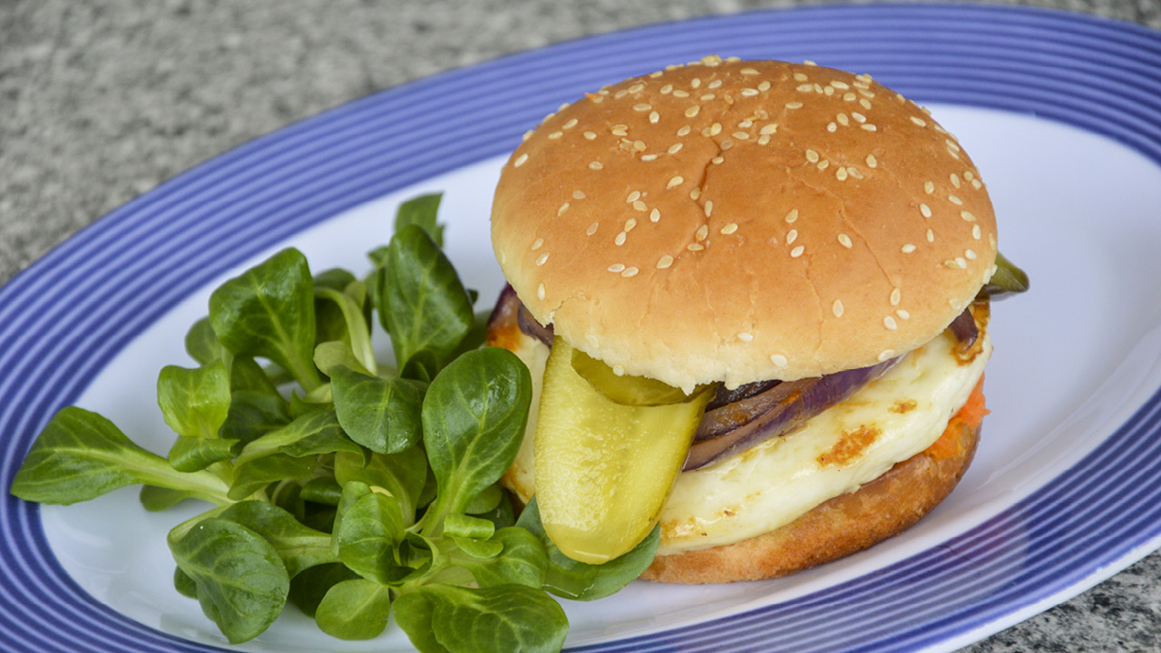 Kyckling 4 personer DETTA BEHÖVER DU 4 hamburgerbröd 500 gram kycklingfärs 100 gram bredbar ost med vitlök och örter (typ Cantadou) Peppar, salt, olivolja Ströbröd 250 gram fryst avokado som...