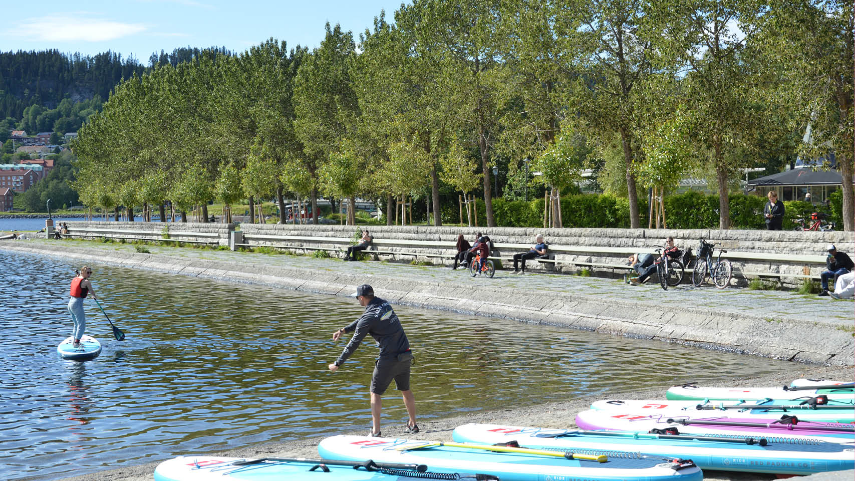 Storsjön är Sveriges femte största sjö och Östersunds själ. Jag sitter på en bänk vid Badhusparken och pratar med en främmande kvinna. – På vintern görs isskulpturer på sjön och...