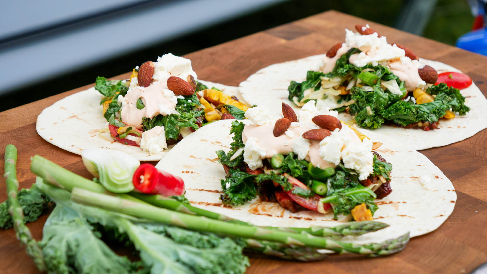 Ingredienser 4 personer Tortillabröd 250 g flap steak 2 st majskolvar 4 st gröna sparrisar 1/4 vitkålshuvud 6 st grönkålsblad 1,5 dl barbequesås 1 st salladslök 1/2 röd chili 2...