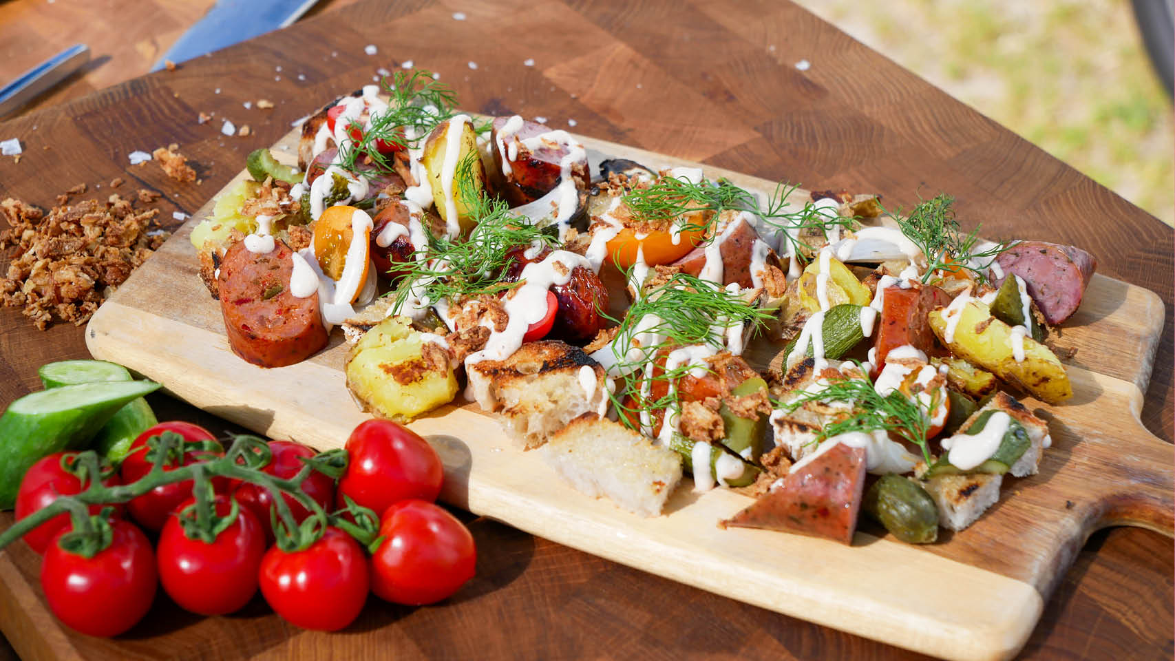 Ingredienser 4 personer 6 st korvar 3 skivor bröd 6 st kokta potatisar 2 st färsklökar 2 st snacksgurkor 1 dl cornichons 2 st tomater 2 dl majonnäs 1 dl...