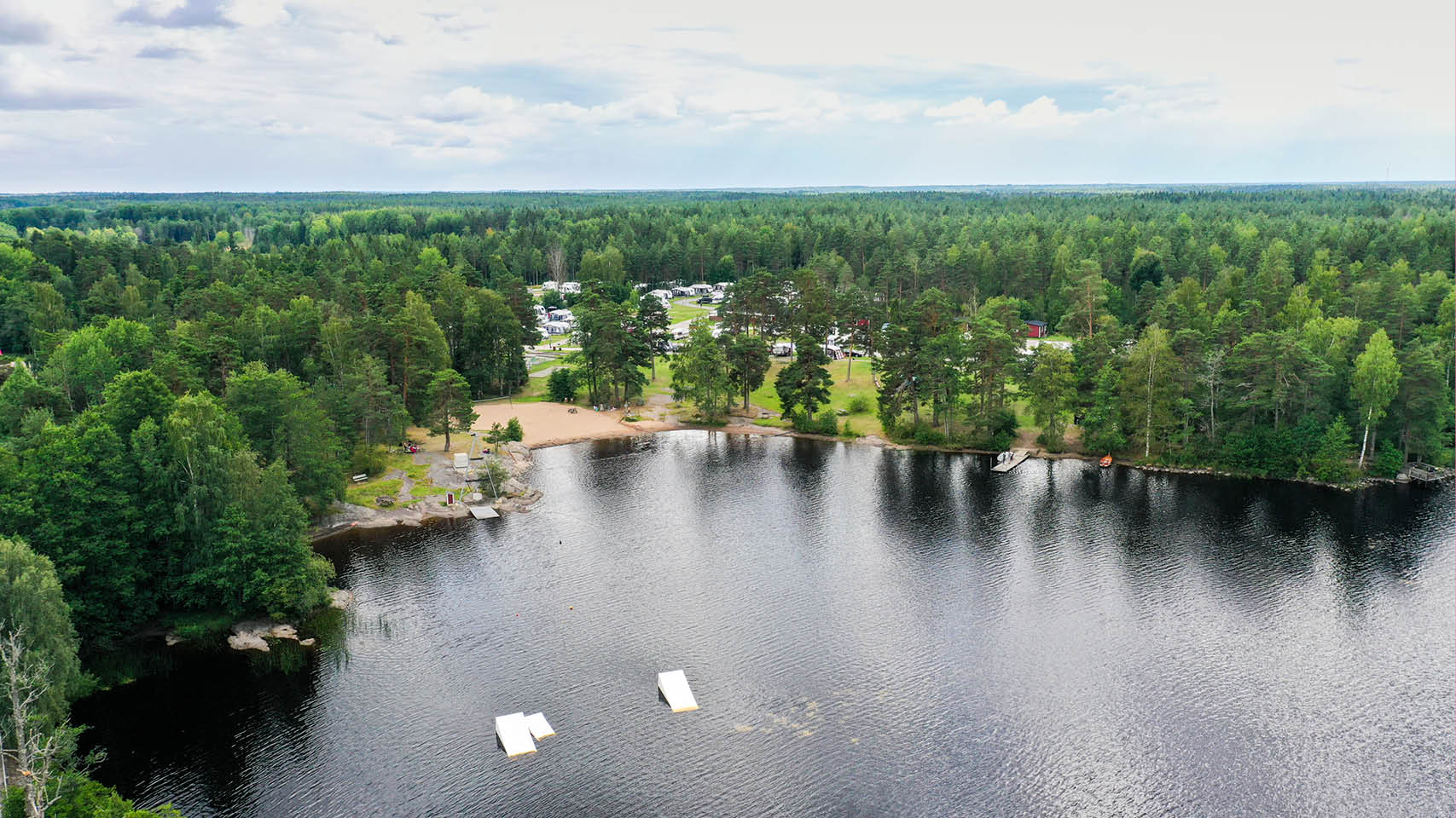 Campingen ligger vid sjön Silvköparen, sju kilometer från charmiga småstaden Sala. Andreas Råberg är ny kommittéansvarig på campingen. Han har varit säsongare på Silvköparen i sex år. – Under semesterperioden...