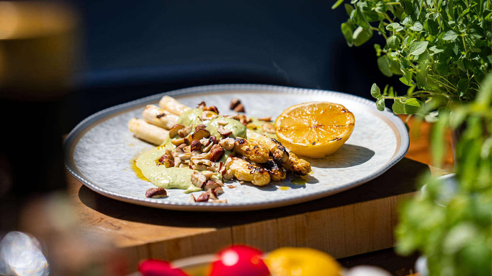 Nu kan vi längta till våren och sparrisen. Den delikata vårprimören som är omtyckt av många. Den passar perfekt på grillen och lyfts här till nya höjder med Pelle Brings goda gräslöksemulsion. Smaklig spis!