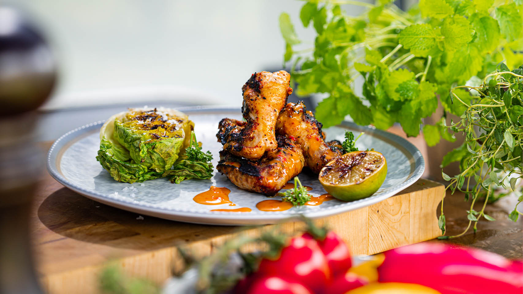 Ingredienser 4 personer 1 kg kycklingvingar Kryddblandning 1 msk paprikapulver 1 msk vitlökspulver 1/5 msk lökpulver 1 tsk cayennepeppar 1 msk salt 1 msk muscovadosocker 1/5 msk torkad timjan 1...