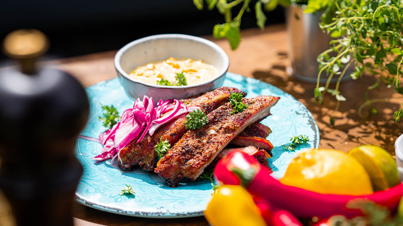 Ingredienser 4 personer 2 st kamben 2 msk dijonsenap 2 ark aluminiumfolie 4 msk smör 0,5 dl Coca-Cola 2 msk muscovadosocker Kryddblandning till kamben: 1 msk paprikapulver 2 krm vitlökspulver...