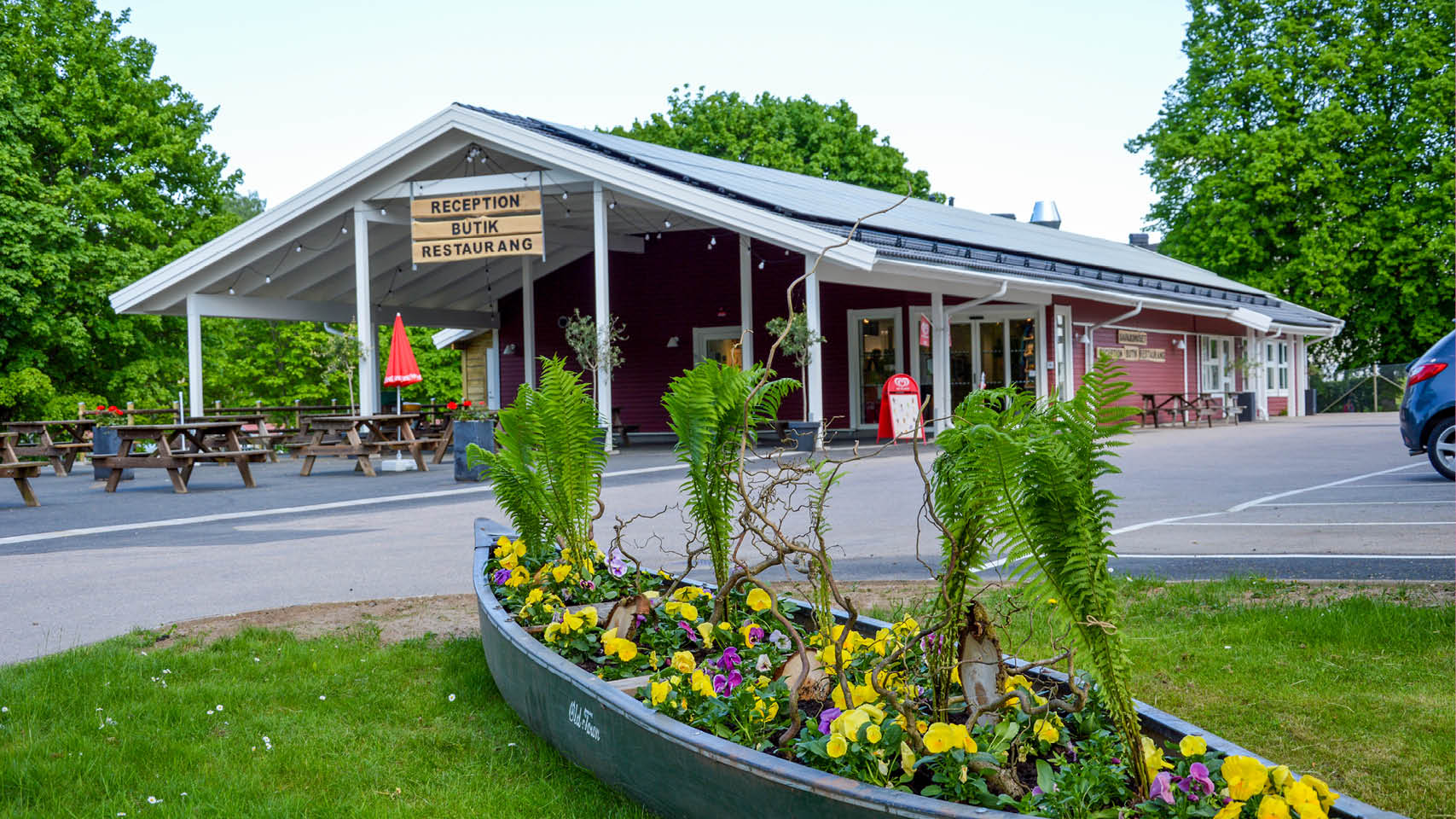 Börja med att ta in på Borås Camping som ligger i ett grönområde vid Viskan. Det är en mycket tyst och rofylld anläggning och ändå är det bara fem minuters...