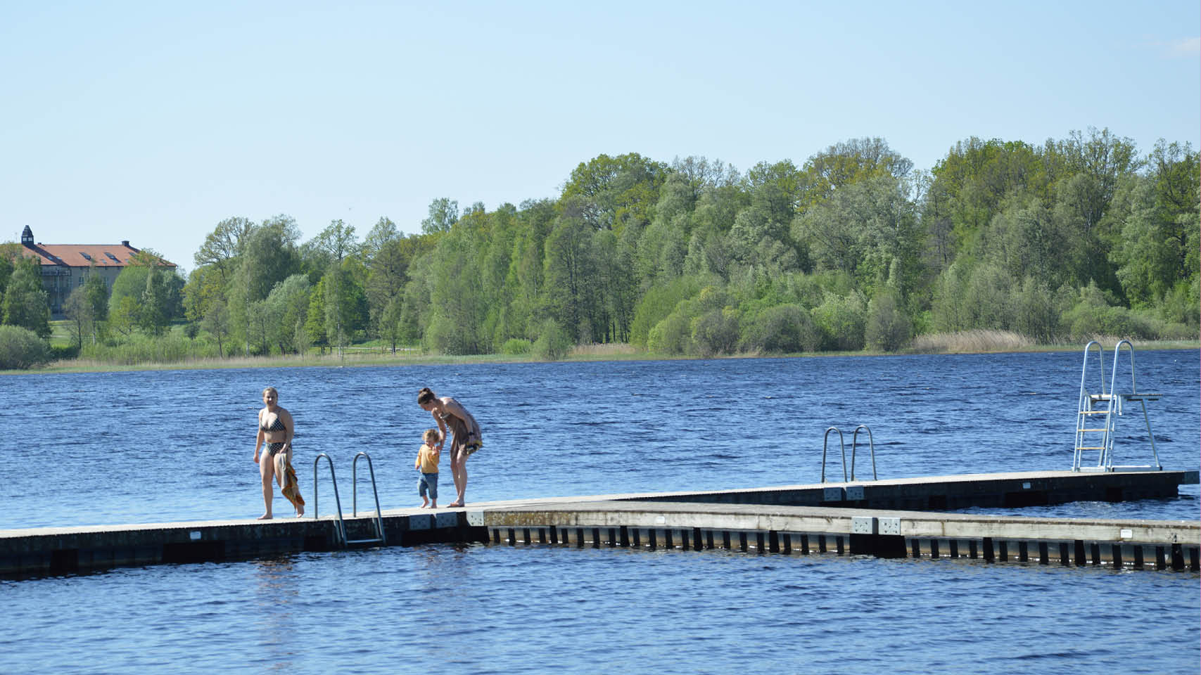 Sverige har en campingskatt i platser av det här slaget, platser som absolut kan konkurrera med havsnära alternativ. Eksjö Camping drivs av en kristen församling och på sommaren är det...