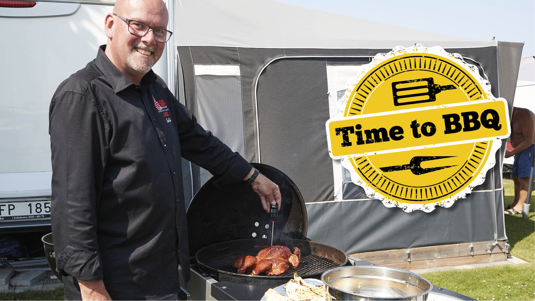 Tändvätska är bannlyst när barbeque-fantasten Lasse Bornö sköter grillen. Däremot får gärna en torkad träbit från ett äppelträd göra kolen sällskap, för smakens skull. Här delar han med sig om sina bästa tips och recept för sommarens camping-matlagning.